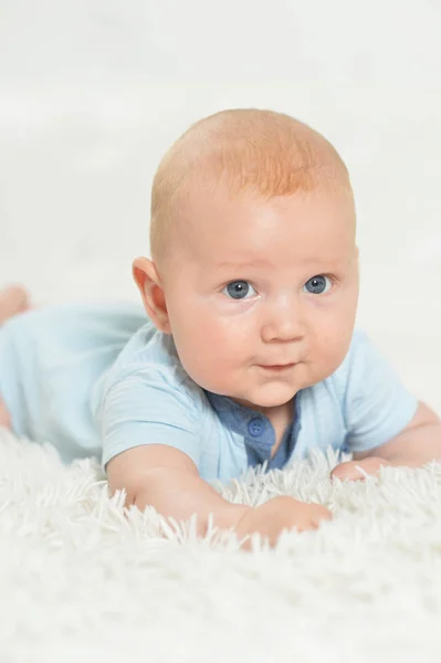 Mignon Beau Bébé Garçon Sur Lit — Photo