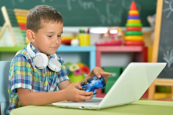 Kleiner Junge mit Laptop — Stockfoto