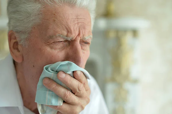 Homme Âgé Ayant Mal Aux Dents Tenant Mouchoir Sur Visage — Photo