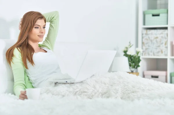 Jovem Bela Mulher Relaxante Cama Casa Usando Laptop — Fotografia de Stock