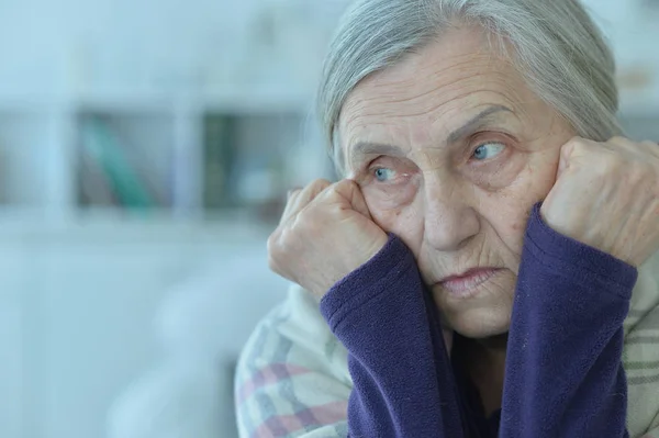 Närbild Porträtt Trött Senior Kvinna — Stockfoto