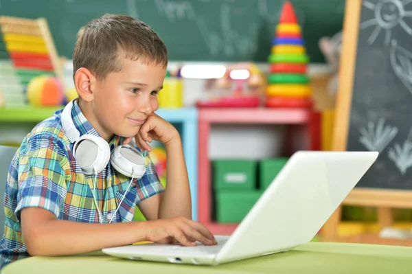 Маленький мальчик с ноутбуком — стоковое фото