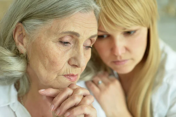 Portret Van Triest Senior Moeder Close Met Volwassen Dochter Poseren — Stockfoto