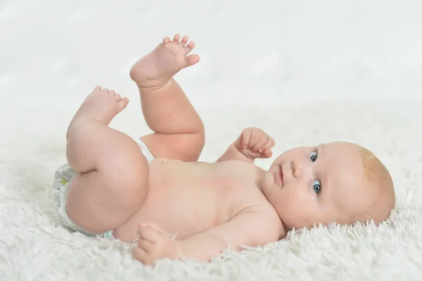 Niedliche Schöne Baby Junge Auf Dem Bett — Stockfoto