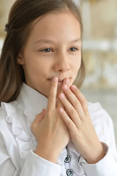 Petite Fille Émotionnelle Chemisier Blanc Posant Maison — Photo