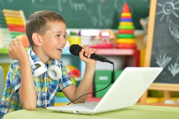 Chlapec zpívá karaoke — Stock fotografie