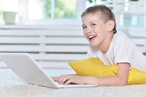 Jovem menino e laptop computador — Fotografia de Stock