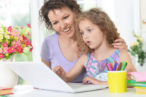 Mor och dotter som använder laptop — Stockfoto