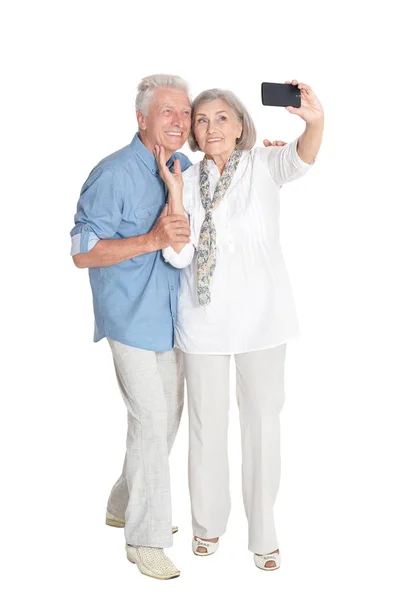 Pareja Mayor Abrazando Tomando Selfie Aislado Sobre Fondo Blanco — Foto de Stock