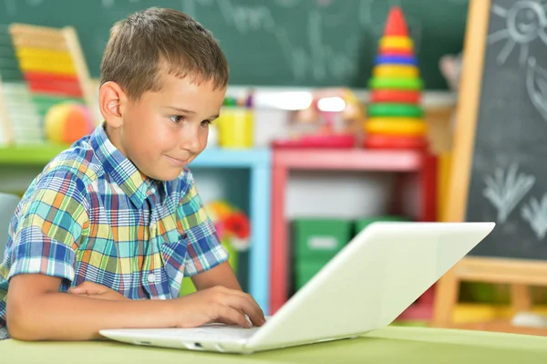 Kleine jongen met behulp van laptop — Stockfoto