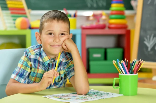 Niño pequeño dibujo con lápiz — Foto de Stock