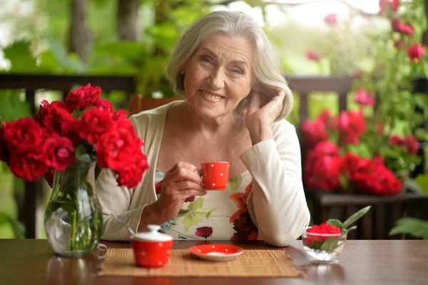 Retrato Una Anciana Feliz Tomando Café — Foto de Stock