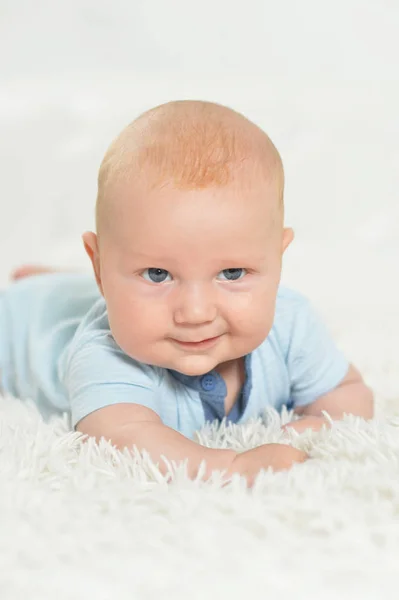 Niedliche Schöne Baby Junge Auf Dem Bett — Stockfoto