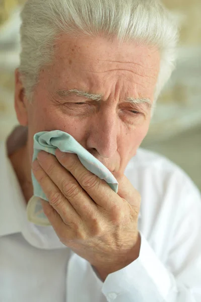 Senior Mit Zahnschmerzen Taschentuch Auf Der Wange — Stockfoto