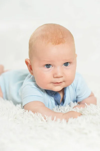 Niedliche Schöne Baby Junge Auf Dem Bett — Stockfoto