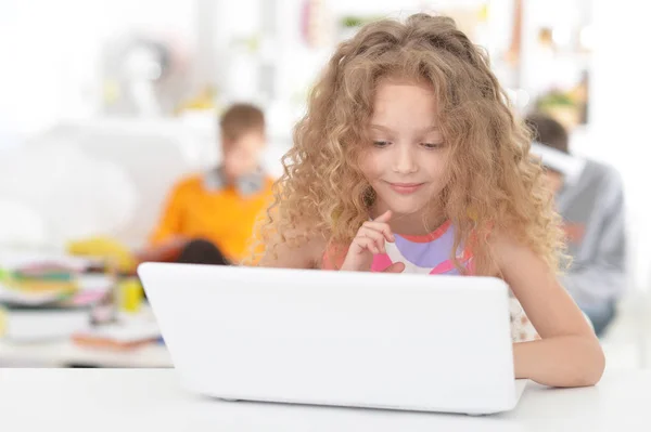 Student tjej med laptop — Stockfoto