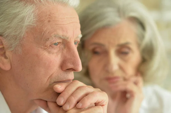 Triste Pareja Ancianos Casa —  Fotos de Stock