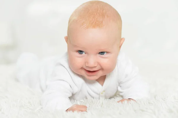 Söt Vacker Baby Pojke Säng — Stockfoto