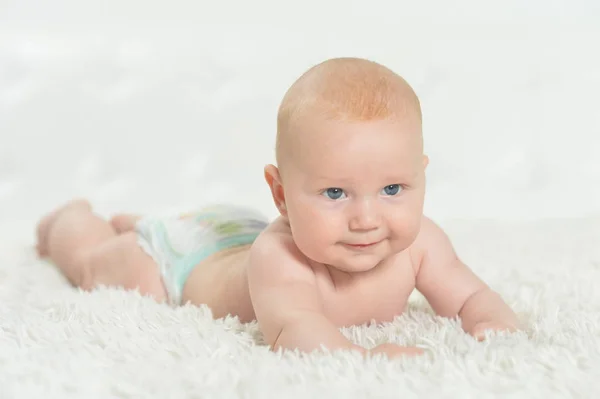 Niedliche Schöne Baby Junge Auf Dem Bett — Stockfoto