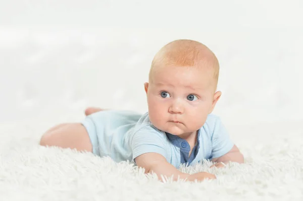 Niedliche Schöne Baby Junge Auf Dem Bett — Stockfoto