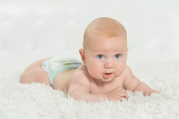 Niedliche Schöne Baby Junge Auf Dem Bett — Stockfoto