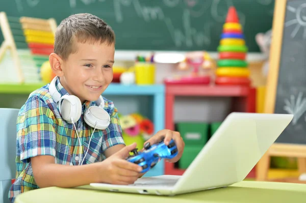 Маленький хлопчик використовує ноутбук — стокове фото