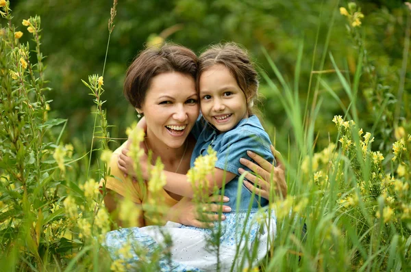 Anne ve kızı Field — Stok fotoğraf