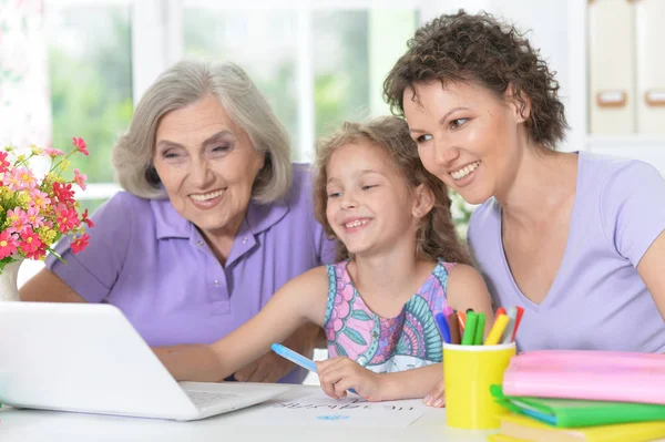 Gelukkig gezin met laptop — Stockfoto