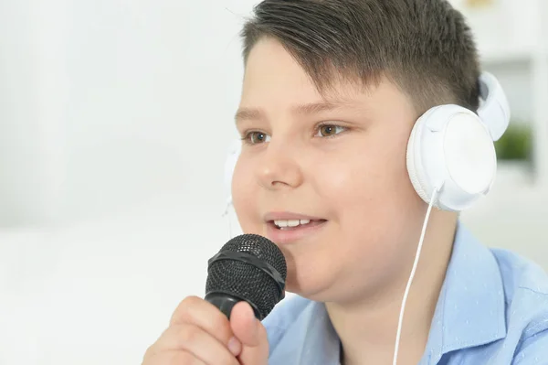 Mikrofon Şarkı Ile Çocuk Portresi — Stok fotoğraf