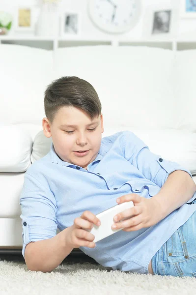 Menino Feliz Com Smartphone Jogando Jogo Casa — Fotografia de Stock