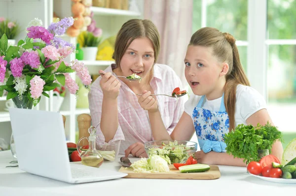 Две Забавные Девушки Готовят Свежий Салат Кухонном Столе — стоковое фото
