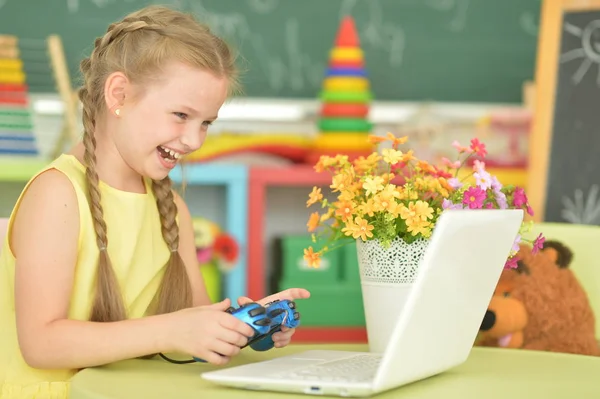 Malá holčička pomocí moderní laptop — Stock fotografie