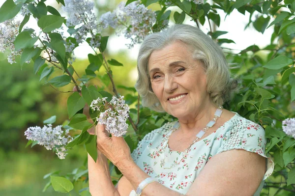 Sorridente Donna Anziana Posa Nel Parco Estivo — Foto Stock