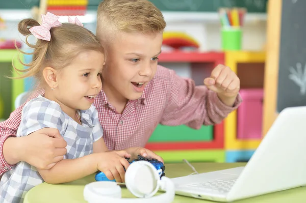 Broer en zus spelen van computerspel — Stockfoto