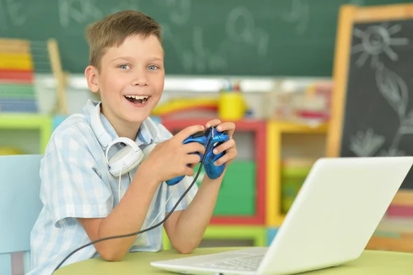 Niño Emocional Jugando Juego Ordenador Con Ordenador Portátil — Foto de Stock