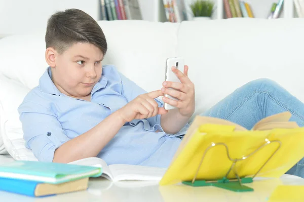 Menino Com Smartphone Jogando Jogo Casa Vez Fazer Lição Casa — Fotografia de Stock