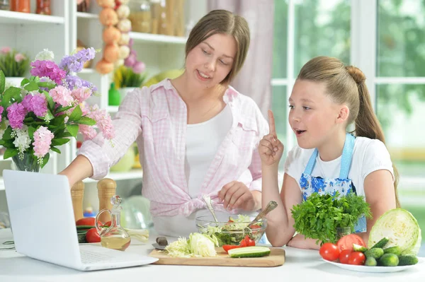 Dos Chicas Divertidas Preparando Ensalada Fresca Mesa Cocina — Foto de Stock