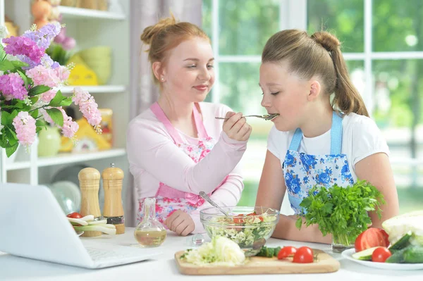 Due Ragazze Divertenti Che Preparano Insalata Fresca Sul Tavolo Della — Foto Stock