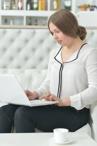 Portrait Emotional Teen Girl Using Laptop While Sitting Sofa — Stock Photo, Image