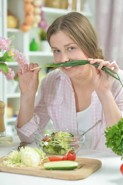 Sevimli Genç Kız Mutfak Masasında Salata Yemek Yaparken Eğleniyor — Stok fotoğraf