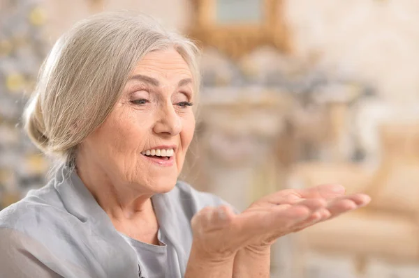 Närbild Porträtt Vackra Senior Kvinna Tittar Hennes Handflator — Stockfoto