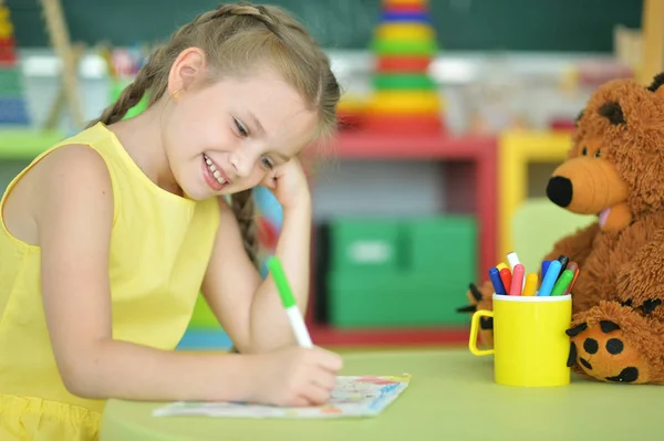 Carino Bambina Disegno Con Pennarello Mentre Seduto Tavola Nella Sua — Foto Stock