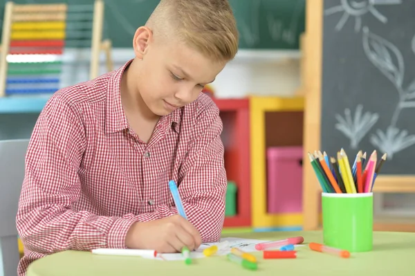 Carino Ragazzo Disegno Con Matite Classe — Foto Stock