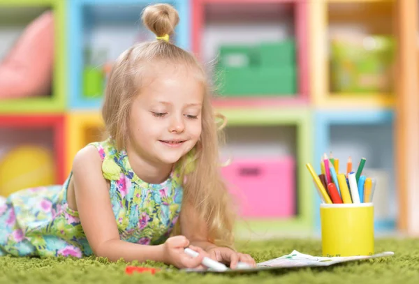 Γλυκό Κοριτσάκι Ζωγραφίζει Στο Σπίτι — Φωτογραφία Αρχείου