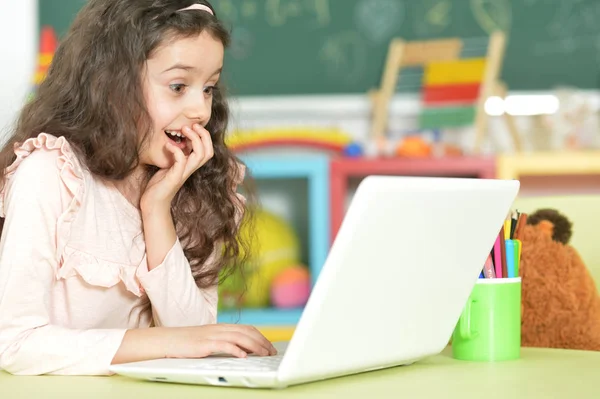 Meisje met behulp van moderne laptop — Stockfoto