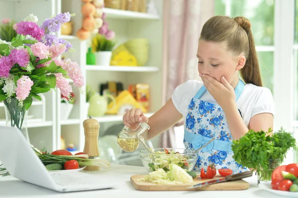 Niedliche Teen Mädchen Bereiten Frischen Salat Auf Küchentisch — Stockfoto