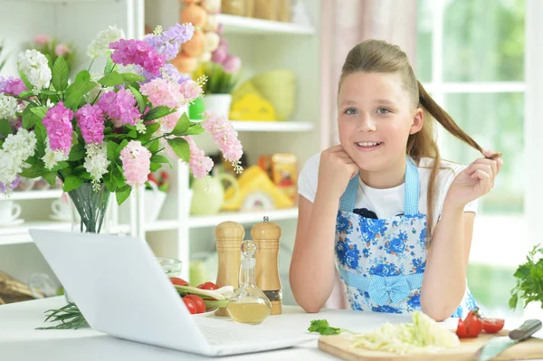 Niedliche Teen Mädchen Bereiten Frischen Salat Auf Küchentisch — Stockfoto