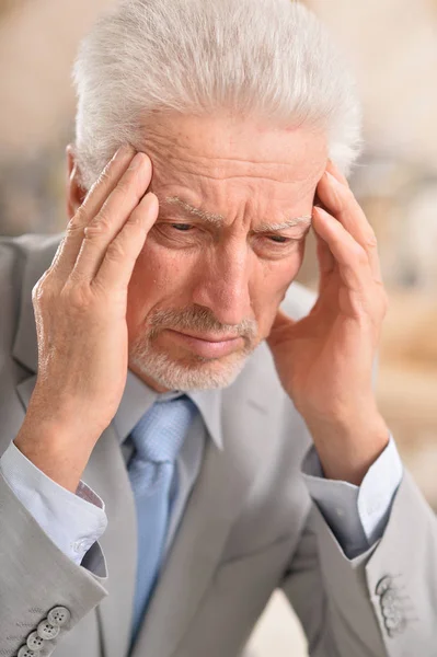 Älterer Mann Mit Kopfschmerzen Hält Sich Hause Die Hände Auf — Stockfoto