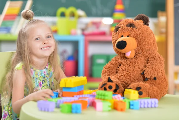 Niña Jugando Con Bloques Plástico Colores — Foto de Stock