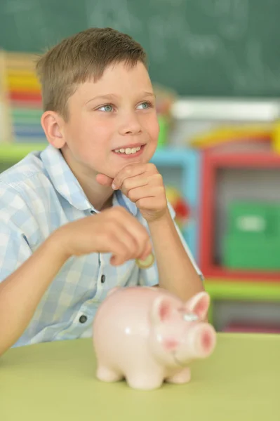 Jonge Jongen Zetten Een Muntje Een Spaarpot — Stockfoto